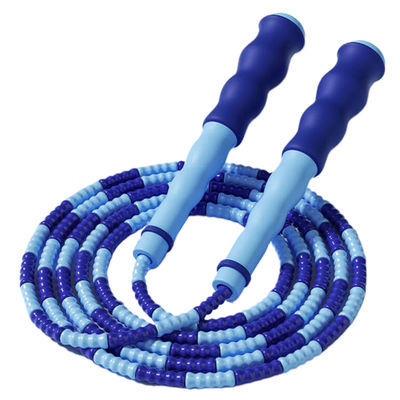 Sợi dây nhảy có chiều dài điều chỉnh với dây nylon đinh mềm và thiết kế tay cầm sóng đảm bảo nắm giữ thoải mái và tập luyện hiệu quả