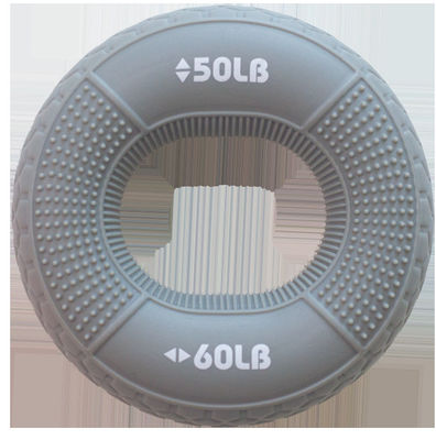Phụ nữ trong văn phòng Silikon Grip Trainer để tăng cường phát triển cơ bắp cánh tay trước